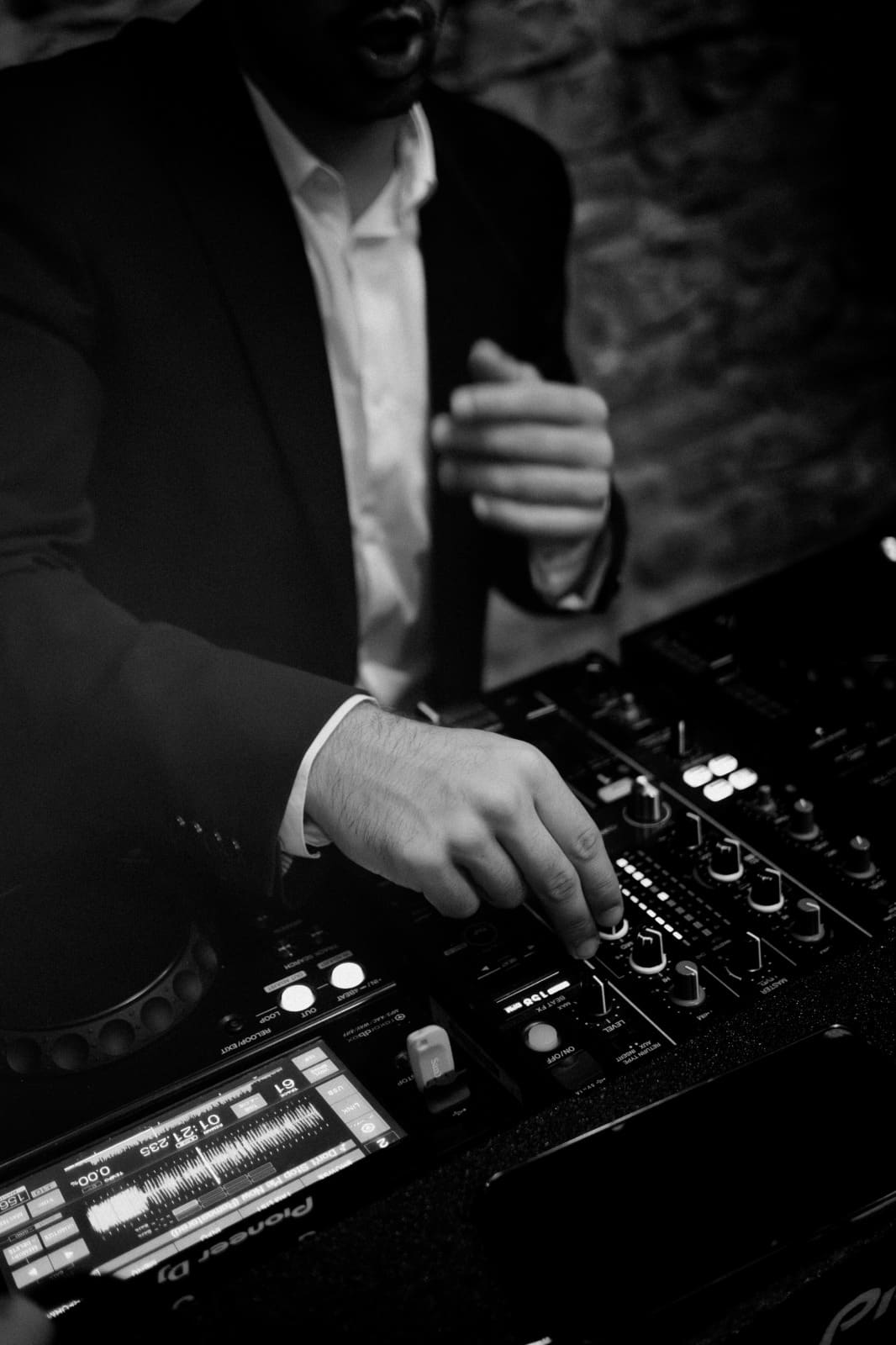 Detalle de las manos de Rodrigo Barroso sobre el mixer Pioneer