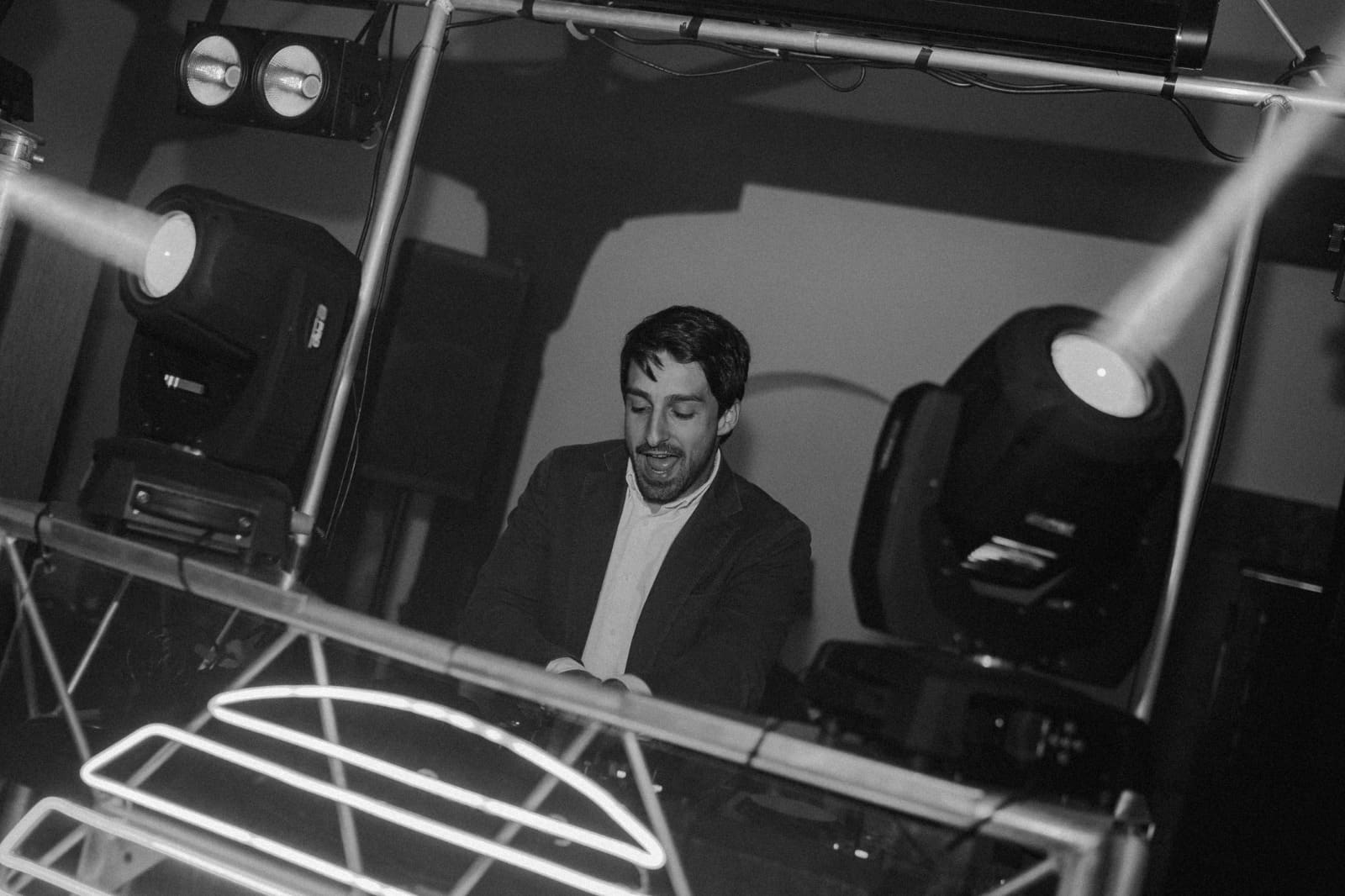 Cabina enmarcada por truss y un arco de neón con moving heads