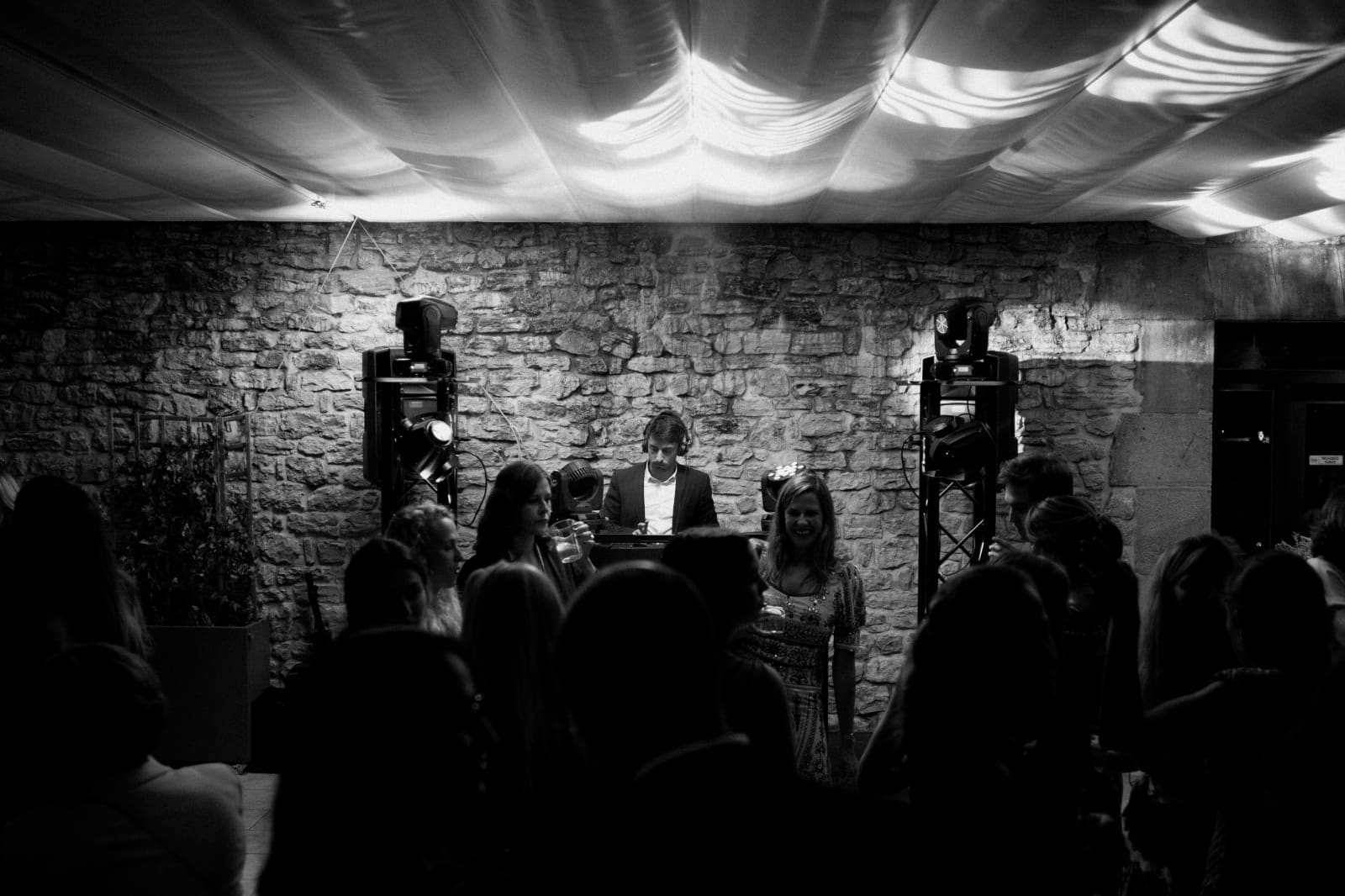 Invitadas sonriendo junto a la cabina en una boda en finca de piedra